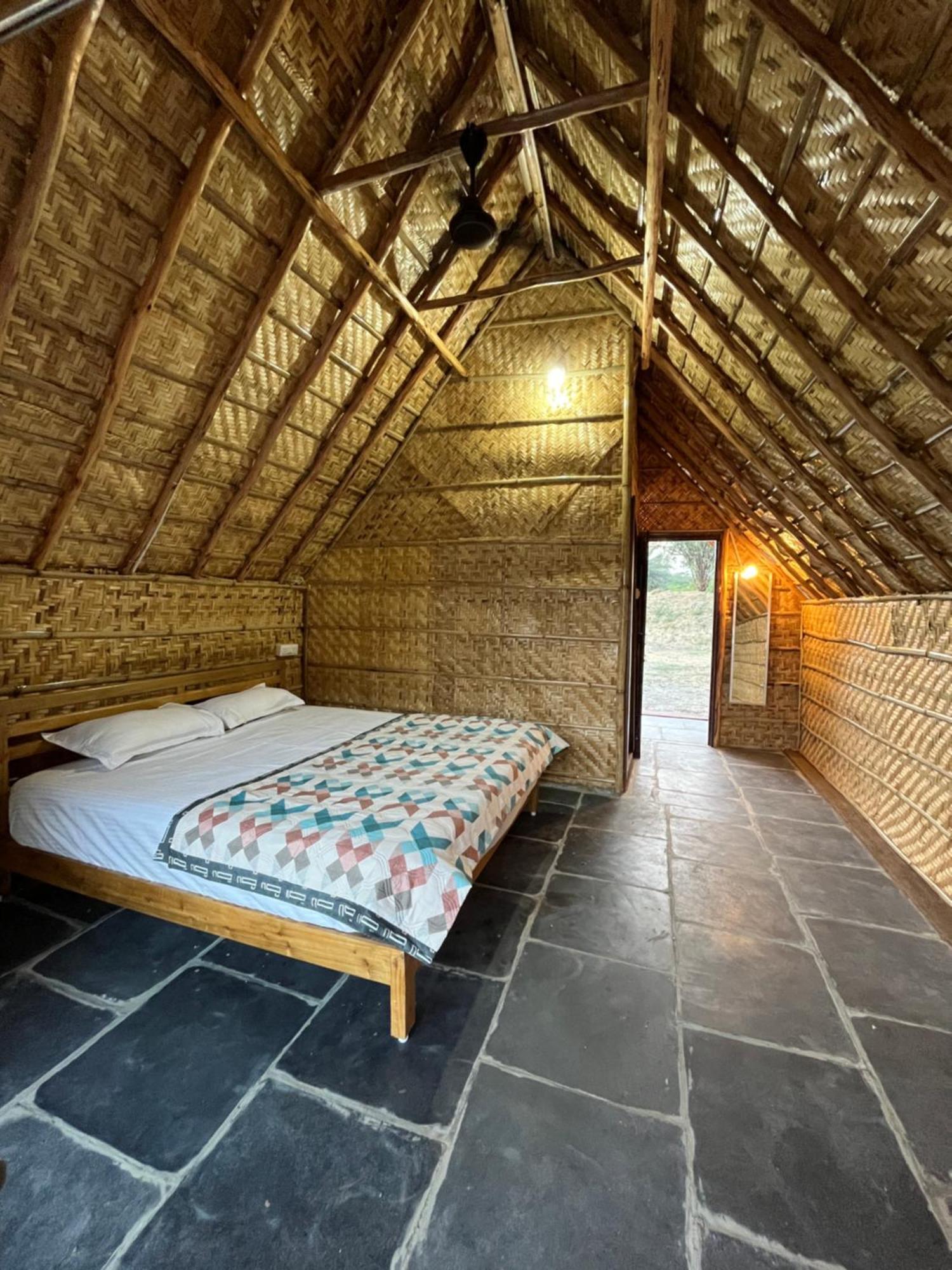Hotel Tropical Hampi Extérieur photo