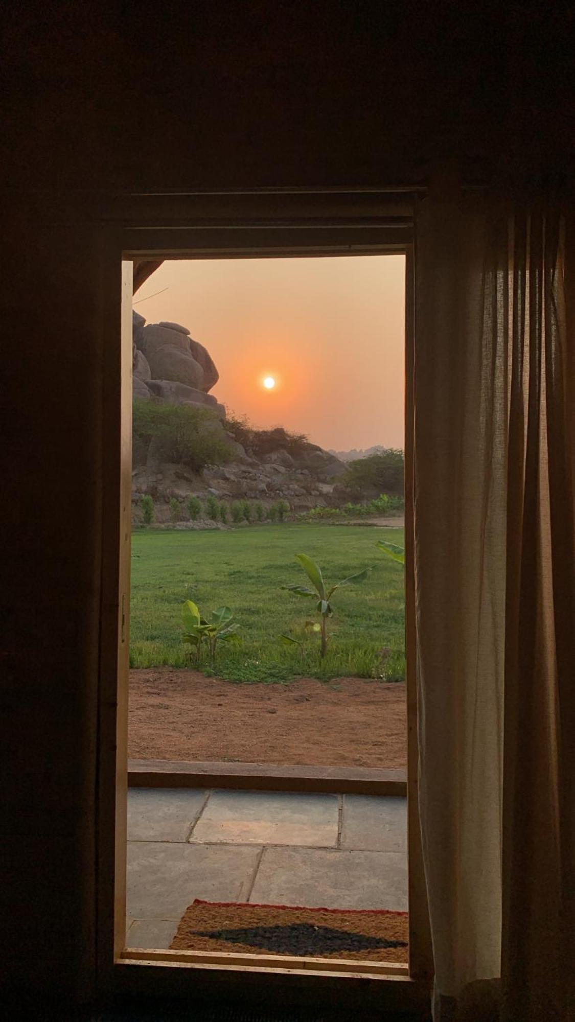 Hotel Tropical Hampi Extérieur photo