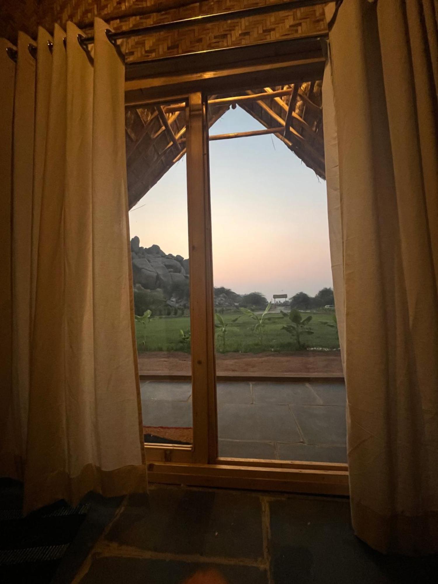 Hotel Tropical Hampi Extérieur photo