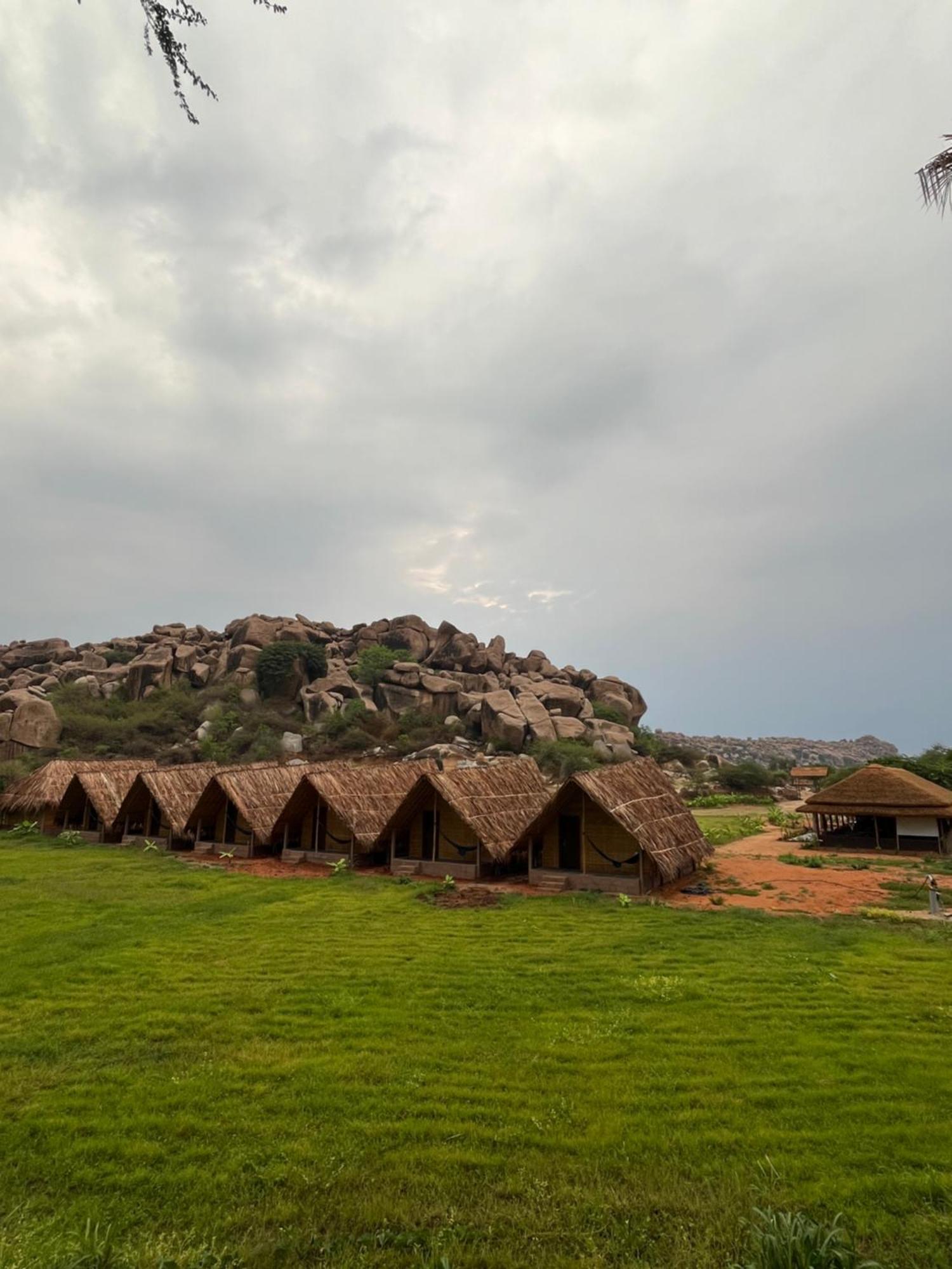 Hotel Tropical Hampi Extérieur photo