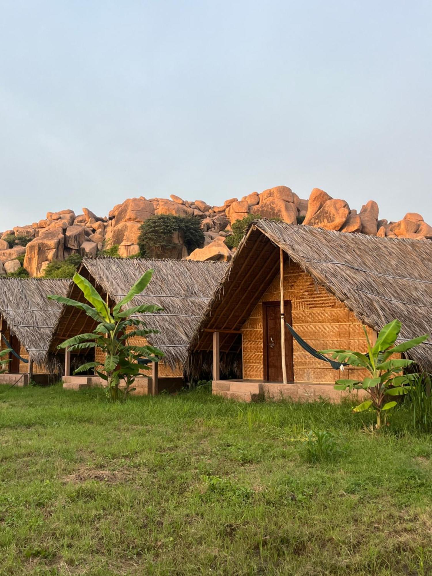 Hotel Tropical Hampi Extérieur photo