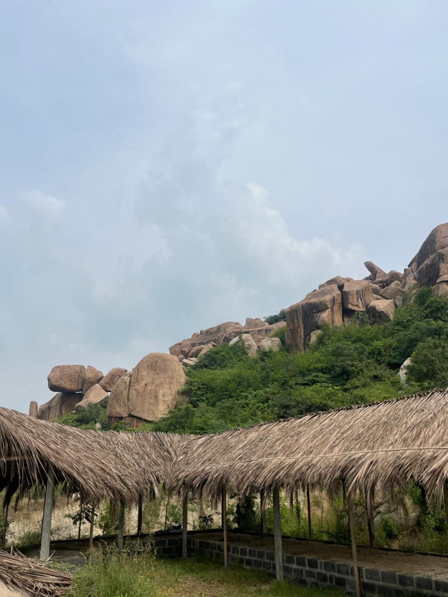Hotel Tropical Hampi Extérieur photo